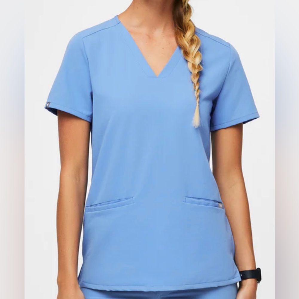 FIGS: CAMSA THREE POCKET SCRUB TOP- CEIL BLUE